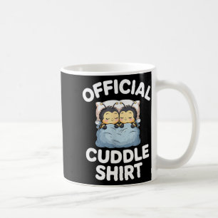 Süßes Hummel-Paar kuschelt Kaffeetasse