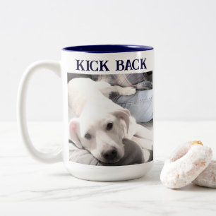 Süßes Hunde-Foto, das mit der Pfote auf dem Vater Zweifarbige Tasse