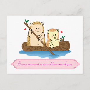 Süßes Igel-Paar, das auf einem Holzboot segelt Postkarte