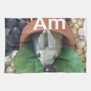 Süßes Kaninchen beim Snacken Küchentuch