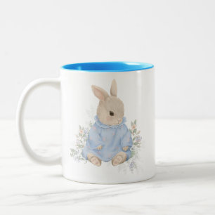 süßes Kaninchen in einem Kleid mit Blumen Zweifarbige Tasse