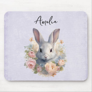 Süßes Kaninchen umgeben von pastellfarbenen Blumen Mousepad
