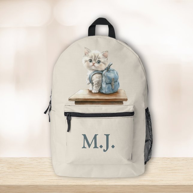 Süßes Kätzchen mit Rucksack Individueller Monogram (Cute Kitten with Backpack Custom Monogram Backpack on a wooden table.)