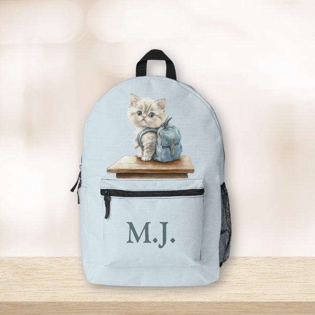 Süßes Kätzchen mit Rucksack Individueller Rucksack (Cute Kitten with Backpack Custom Monogram Backpack on a wooden table)