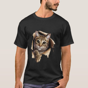 Süßes Kätzchen schaut aus zerrissenem Stoff hervor T-Shirt