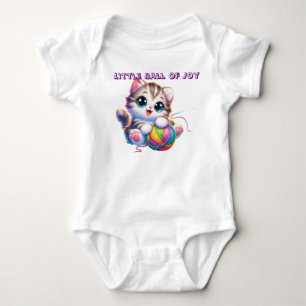 Süßes Kätzchen spielt mit Baby-Body aus Garn Baby Strampler
