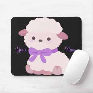 Süßes Kawaii sitzendes Lamm mit lila Schleife - in Mousepad