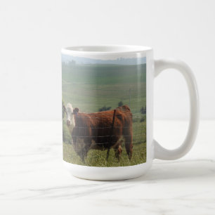 Süßes Kuh auf dem Feld Kaffeetasse