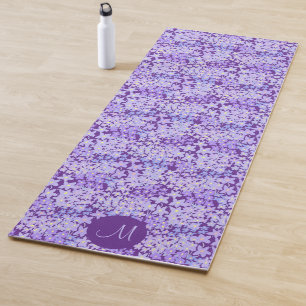 Süßes lila Blumen- Monogramm in Farbe Yogamatte