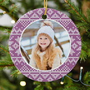 Süßes lila nordisches Schneeflocken-Pullovermuster Keramik Ornament