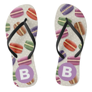 Süßes Macaroon-Muster gepunktetes lila Monogramm Flip Flops