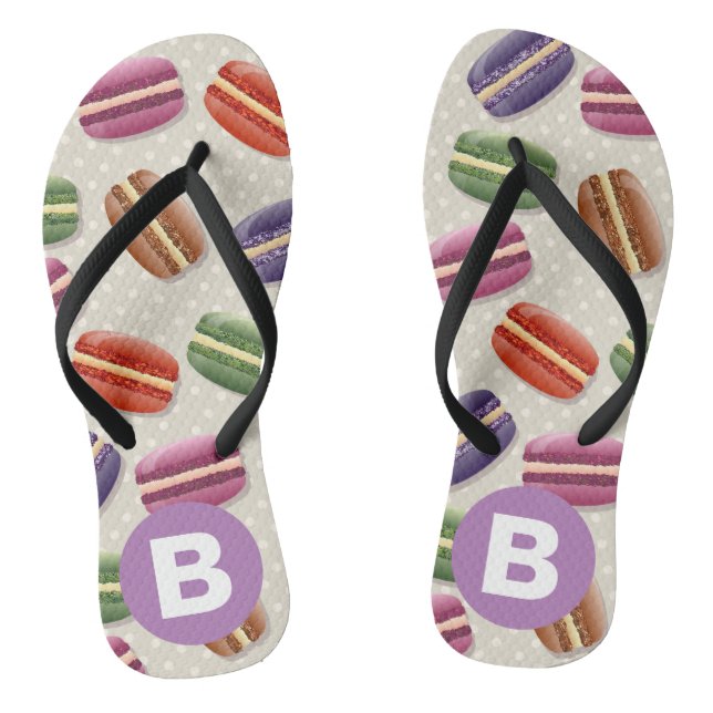 Süßes Macaroon-Muster gepunktetes lila Monogramm Flip Flops (Fußbett)