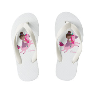 Süßes Mädchen mit braunen Haaren reitet auf einem  Kinderbadesandalen