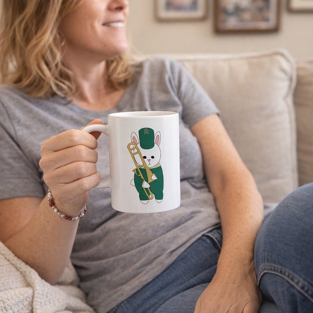 Süßes Marching Band Bunny Posaune Grün Gold Kaffeetasse (A mug with a rabbit playing the trombone in a green & gold marching band uniform.)