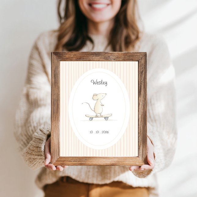 Süßes Mäuse-Kinderzimmer-Name-Datum-Plakat Poster (customizable name date baby nursery poster with a cute mouse at a skateboard and beige stripes.)