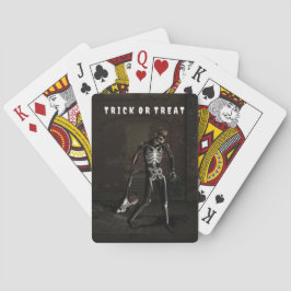Süßes oder Saures. Als Skelett verkleideter Mann Spielkarten