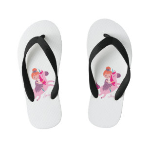 Süßes orangehaariges Mädchen reitet auf einem Einh Kinderbadesandalen