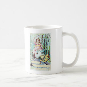 Süßes Oster Mädchen im Wagen mit Küken, das den Wa Tasse