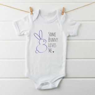 Süßes Osterhasen-Outfit - Jemand liebt mich Baby Strampler