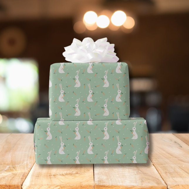 Süßes Osterkaninchen & Karottenmuster auf hellgrün Geschenkpapier (Von Creator hochgeladen)