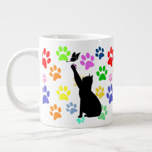 Süßes Pfotenmuster und Katze jagt einen Schmetterl Jumbo-Tasse