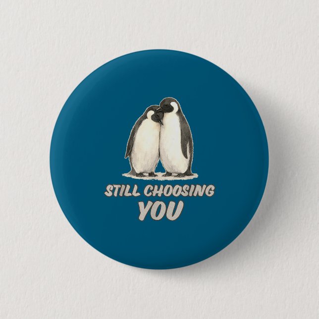 Süßes Pinguin-Paar wählt immer noch dich Kunst  Button (Vorderseite)