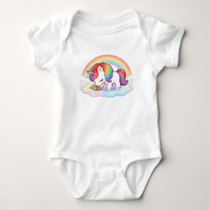 Süßes Regenbogen-Einhorn riecht an Blumen auf eine Baby Strampler