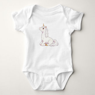 Süßes, reines weißes Einhorn, das liegt und nach o Baby Strampler