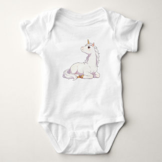 Süßes reines weißes liegendes Einhorn, das nach ob Baby Strampler