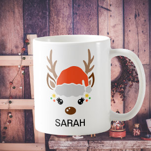 Süßes Rentier mit Weihnachtsmannmütze und individu Kaffeetasse