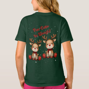 Süßes Rentierpaar im festlichen Schneefall T-Shirt