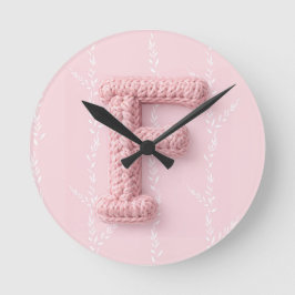 Süßes rosa F Monogramm Anfangsbuchstabe gehäkelt b Runde Wanduhr