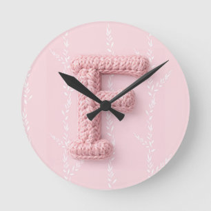 Süßes rosa F Monogramm Anfangsbuchstabe gehäkelt b Runde Wanduhr