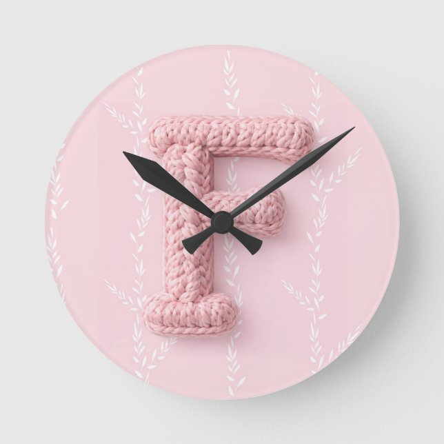 Süßes rosa F Monogramm Anfangsbuchstabe gehäkelt b Runde Wanduhr (Vorderseite)