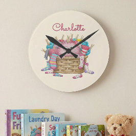Süßes rosa flauschiges Sockenmonster-Kindermotiv Runde Wanduhr