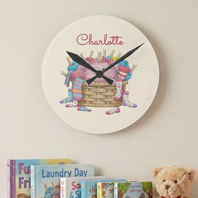 Süßes rosa flauschiges Sockenmonster-Kindermotiv Runde Wanduhr (Von Creator hochgeladen)