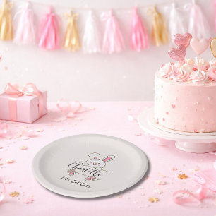 Süßes rosa Häschen-Mädchen, lass uns Kuchen essen Pappteller