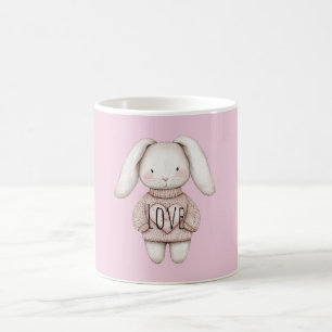 Süßes rosa Häschen mit rosa Pullover und Herz Kaffeetasse