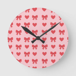 Süßes Rosa-Herzen- und Schleifen-Muster Runde Wanduhr