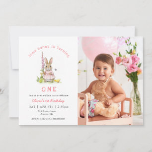 Süßes rosa Kaninchen Baby Mädchen 1. Geburtstagsfo Einladung