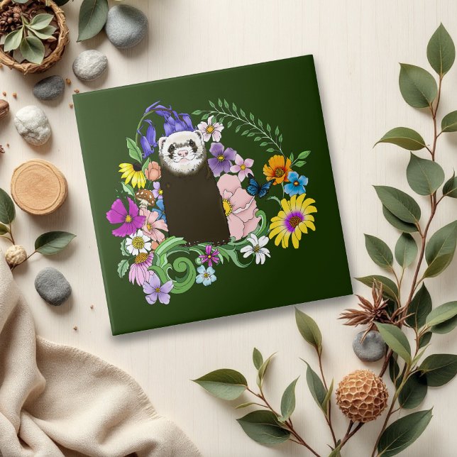 Süßes Sable-Frettchen Wildblumen Grüner Wald Fliese (Von Creator hochgeladen)