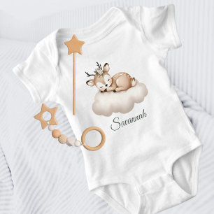Süßes schlafendes Babyreh auf der Wolke Mädchenhaf Baby Strampler