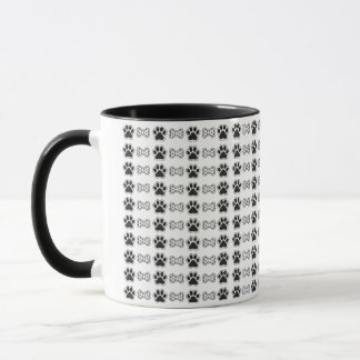 Süßes schwarzes Pfotenabdruck- und Knochenmuster-T Tasse