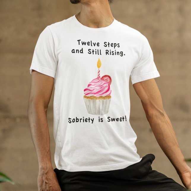 Süßes Sobriety: Cupcake mit Kerze, Erholung Coin T-Shirt (Von Creator hochgeladen)