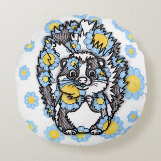 Süßes Stinktier mit blauen Blumen rundes Kissen
