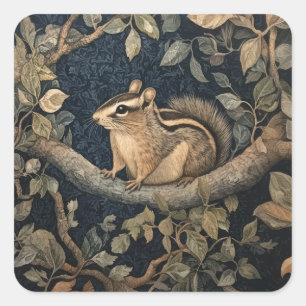 Süßes Streifenhörnchen im William-Morris-Stil-Wald Quadratischer Aufkleber