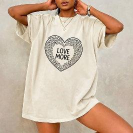 Süßes T-Shirt mit kleinem Herz und positivem Zitat