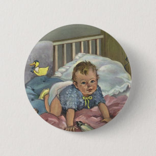 Süßes Vintage-Baby beim Spielen im Kinderbett, Sch Button