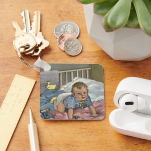 Süßes Vintage-Baby beim Spielen im Kinderbett, Sch Schlüsselanhänger