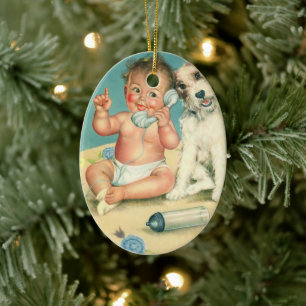 Süßes Vintage-Baby, das mit Hund telefoniert Keramikornament